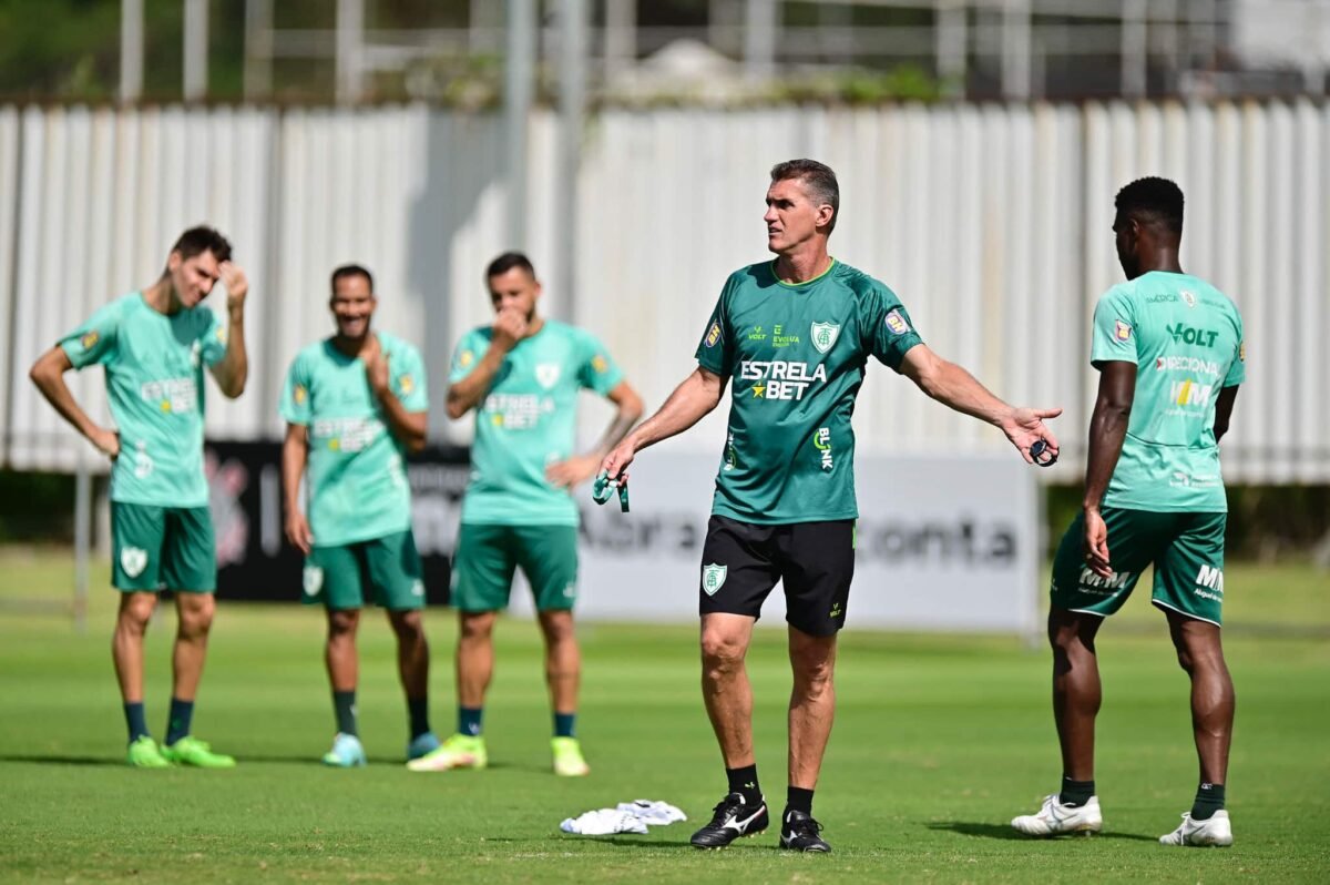 Vagner Mancini comanda treino do América-MG (foto: Mourão Panda/América)