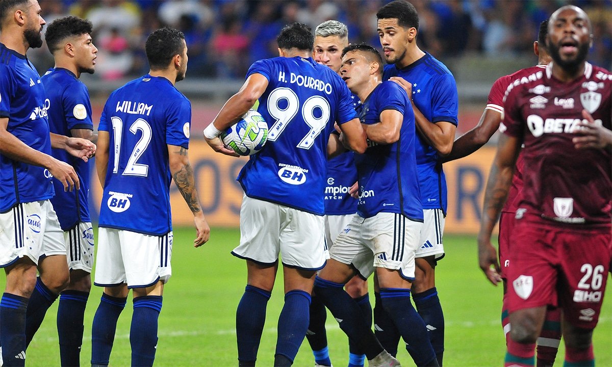 Henrique Dourado e Bruno Rodrigues discutem em Cruzeiro x Fluminense (foto: Ramon Lisboa/EM D.A Press)
