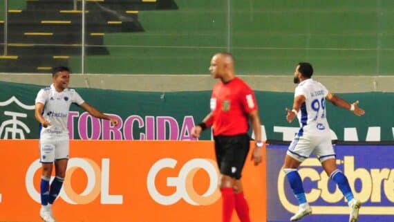 Foto dos jogadores Bruno Rodrigues e Henrique Dourado, do Cruzeiro, correndo para se abraçar (foto: Ramon Lisboa/EM/D.A Press)