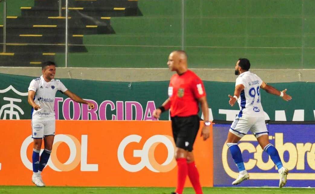 Foto dos jogadores Bruno Rodrigues e Henrique Dourado, do Cruzeiro, correndo para se abraçar (foto: Ramon Lisboa/EM/D.A Press)