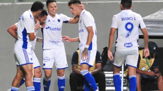 Foto de jogadores do Cruzeiro se abraçando em comemoração de gol (foto: Ramon Lisboa/EM/D.A Press)