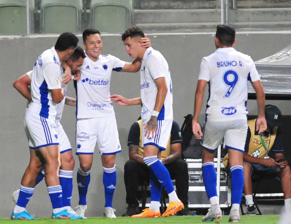 Foto de jogadores do Cruzeiro se abraçando em comemoração de gol (foto: Ramon Lisboa/EM/D.A Press)
