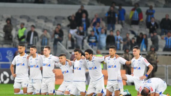 Foto de jogadores do Cruzeiro durante disputa por pênaltis com o Grêmio na Copa do Brasil de 2017 (foto: Alexandre Guzanshe/EM/D.A Press)