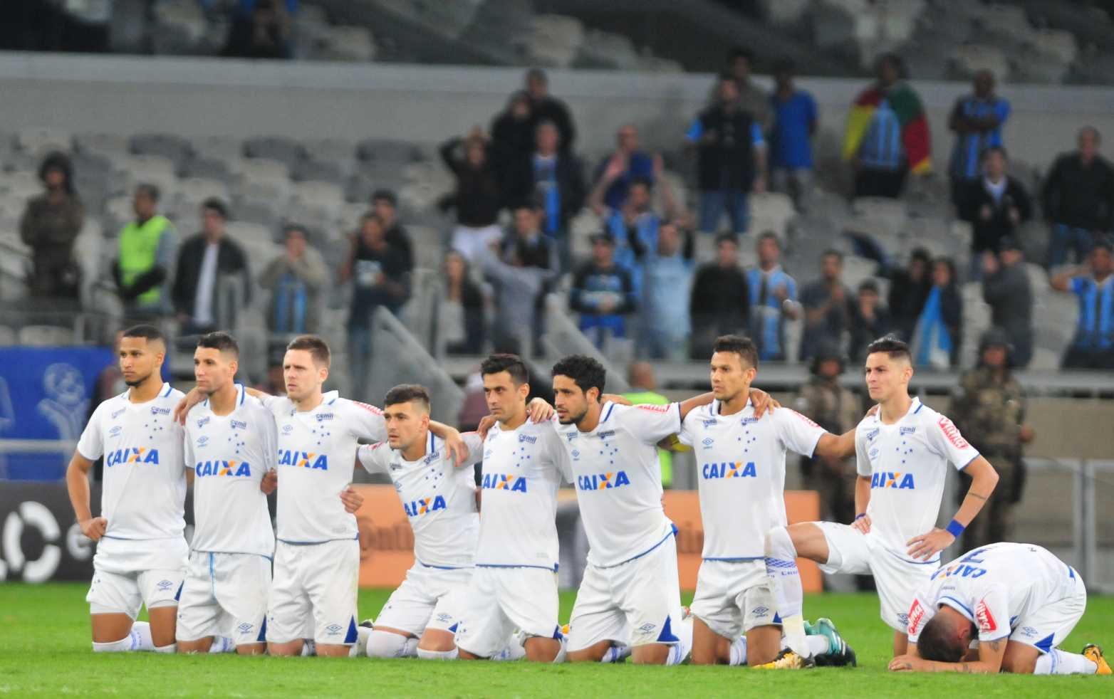 Foto de jogadores do Cruzeiro durante disputa por pênaltis com o Grêmio na Copa do Brasil de 2017 (foto: Alexandre Guzanshe/EM/D.A Press)