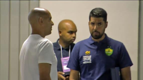 António Oliveira e Pepa juntos antes de Cruzeiro x Cuiabá (foto: Reprodução SporTV)
