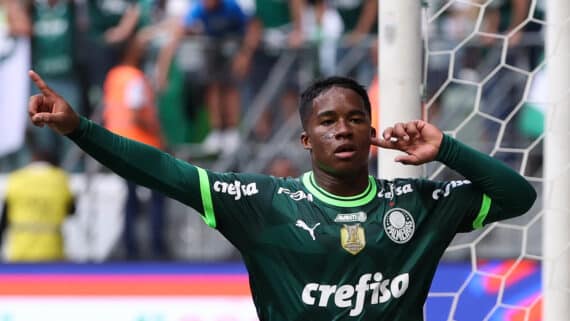 Endrick, do Palmeiras, comemora gol com o braço direito erguido e o esquerdo apontando para o ouvido (foto: Cesar Greco/Palmeiras)
