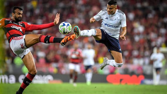 Jogadores de Flamengo e Cruzeiro em partida do Campeonato Brasileiro (foto: Staff Images/Cruzeiro)