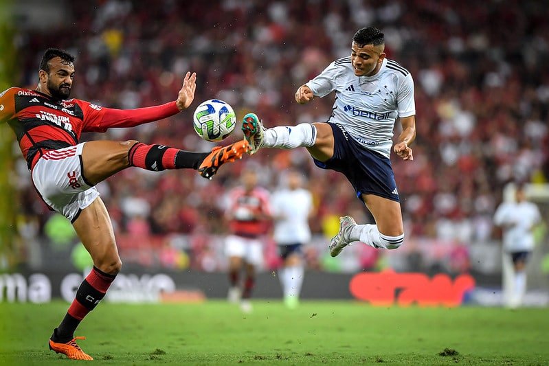 Jogadores de Flamengo e Cruzeiro em partida do Campeonato Brasileiro (foto: Staff Images/Cruzeiro)