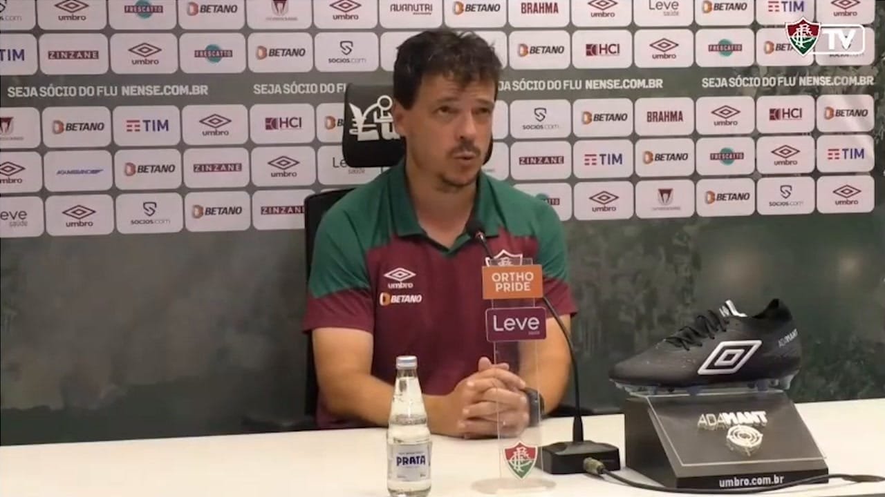 Fernando Diniz durante entrevista coletiva, onde explica o erro de Fábio (foto: Reprodução)