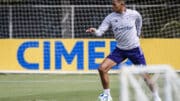 Jogador Fernando Henrique conduz a bola com o pé direito em treino do Cruzeiro (foto: Gustavo Aleixo/Cruzeiro)