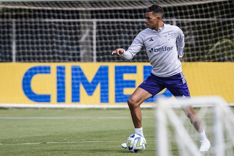 Jogador Fernando Henrique conduz a bola com o pé direito em treino do Cruzeiro (foto: Gustavo Aleixo/Cruzeiro)
