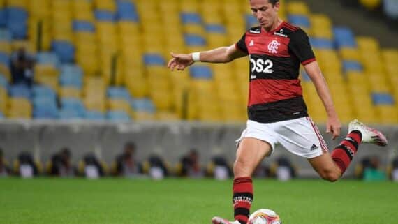Filipe Luís prepara o chute com a camisa do Flamengo (foto: AFP/MAURO PIMENTEL)