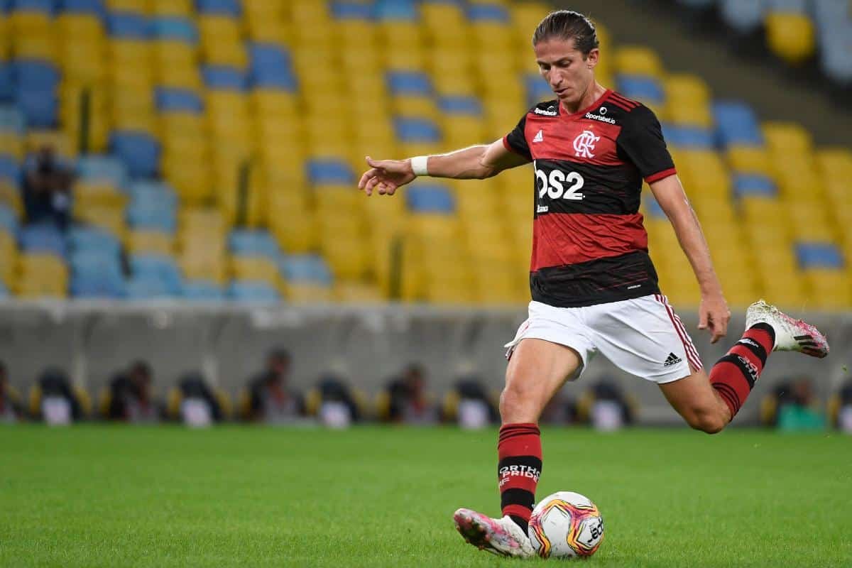 Filipe Luís prepara o chute com a camisa do Flamengo (foto: AFP/MAURO PIMENTEL)