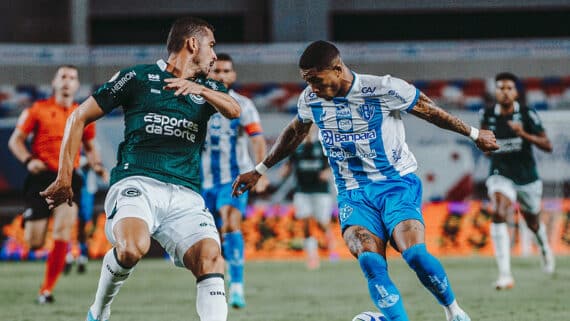 Jogadores de Goiás e Paysandu disputam a bola na partida de ida da decisão da Copa Verde 2023 (foto: Divulgação/Paysandu
)