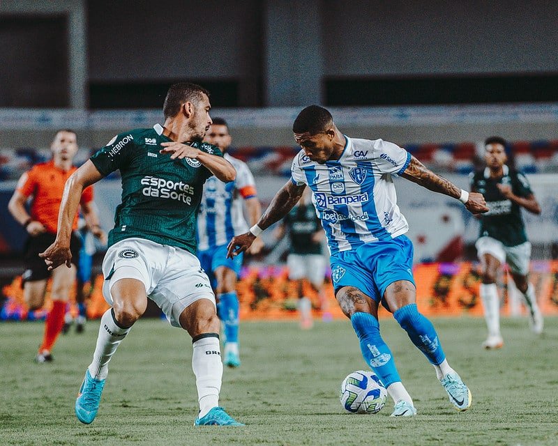 Jogadores de Goiás e Paysandu disputam a bola na partida de ida da decisão da Copa Verde 2023 (foto: Divulgação/Paysandu)