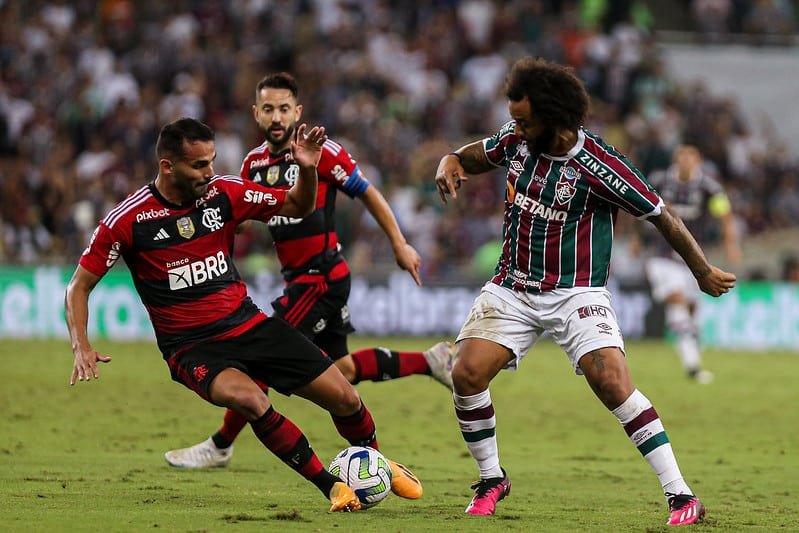 Marcelo, do Fluminense, dribla marcadores no clássico contra o Flamengo (foto: MARCELO GONCALVES/FLUMINENSE FC)