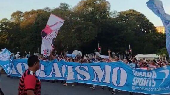 Torcedores de Cruzeiro e Flamengo andam na rua exibindo faixa contra racismo (foto: Reprodução/Redes sociais)