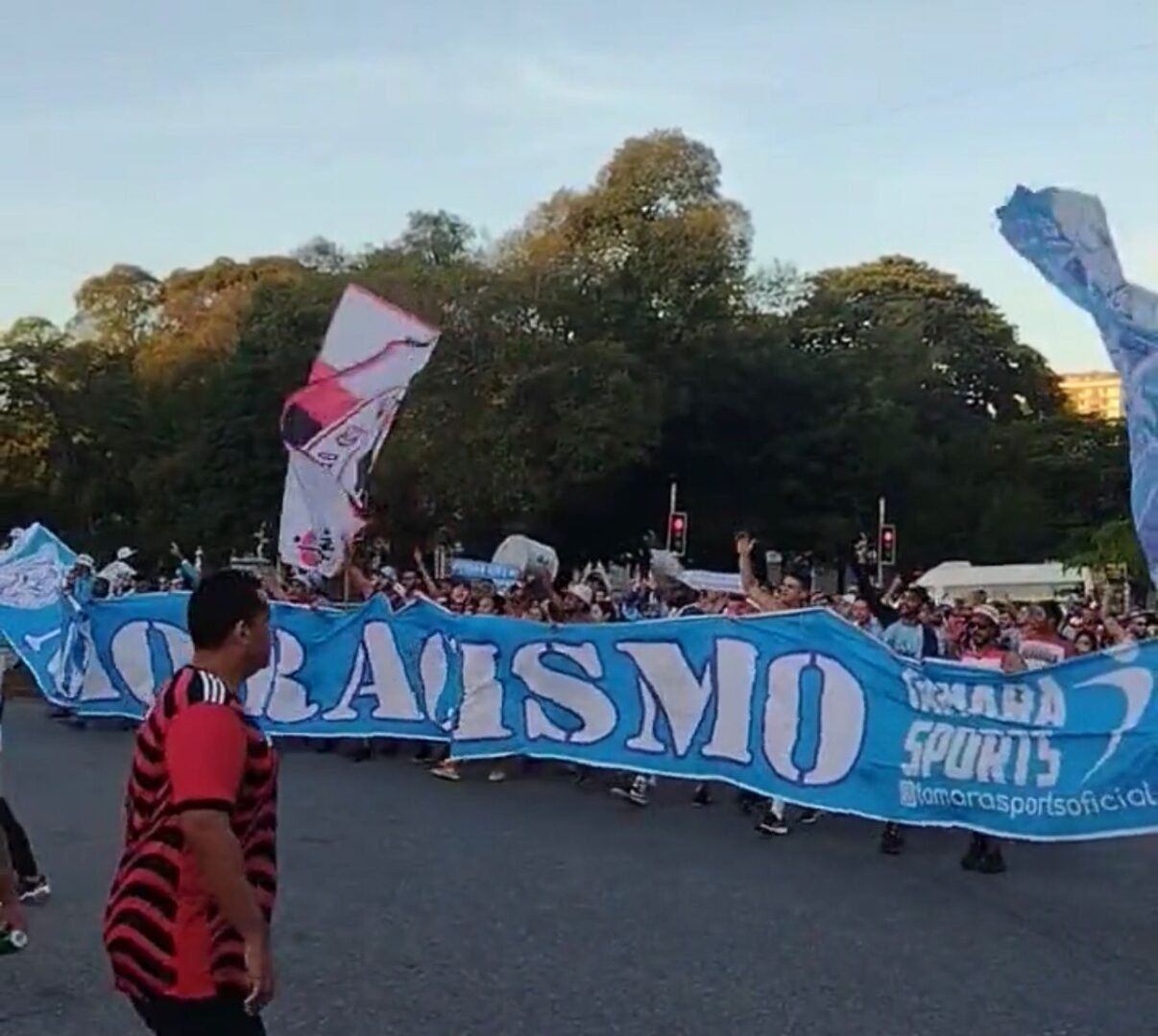 Torcedores de Cruzeiro e Flamengo andam na rua exibindo faixa contra racismo (foto: Reprodução/Redes sociais)