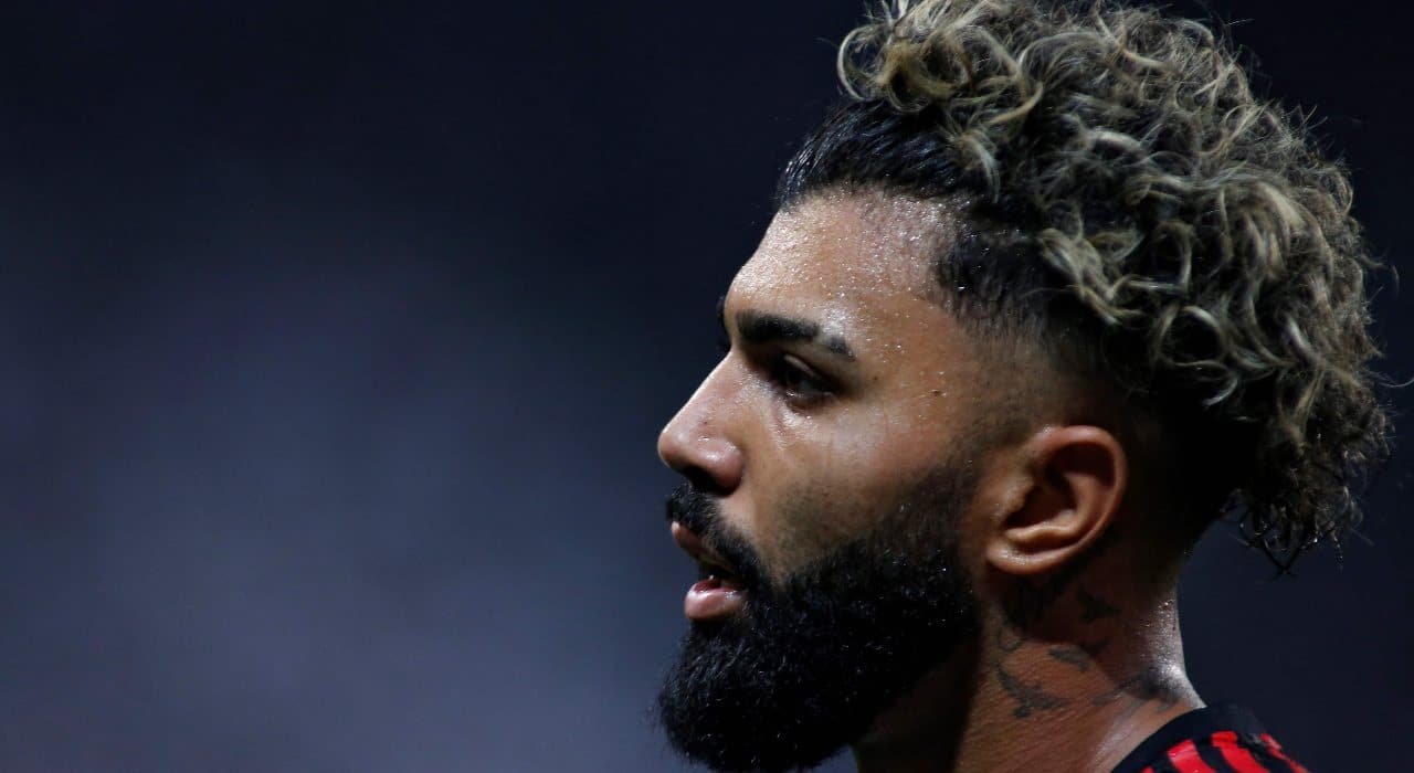 Gabriel Barbosa, do Flamengo, gesticula durante a partida de ida das quartas de final da Copa Libertadores entre Corinthians e Flamengo, no estádio Arena Corinthians, em São Paulo, Brasil, em 2 de agosto de 2022. (foto: Miguel Schincariol / AFP)