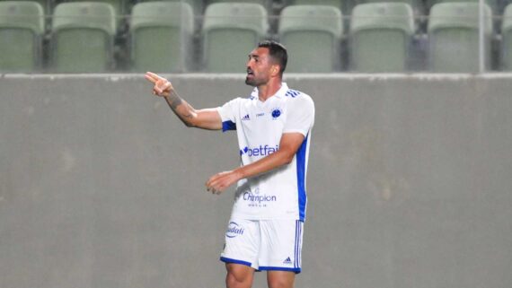 Foto do jogador Gilberto, do Cruzeiro, em jogo (foto: Ramon Lisboa/EM/D.A Press)
