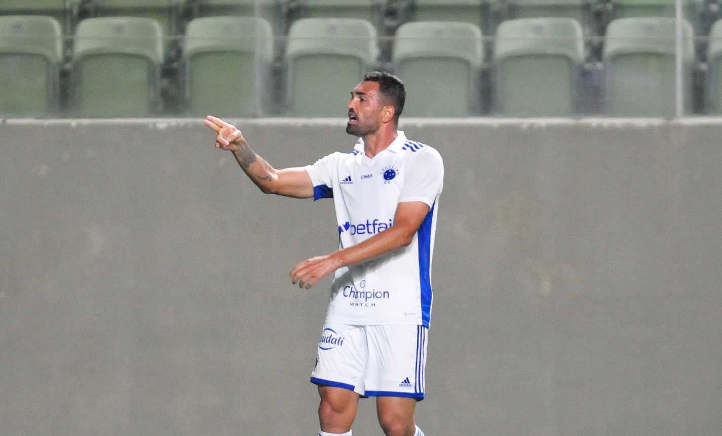 Foto do jogador Gilberto, do Cruzeiro, em jogo (foto: Ramon Lisboa/EM/D.A Press)