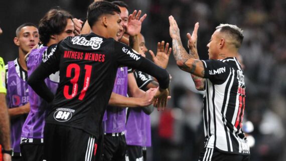 Jogadores do Atlético-MG comemoram gol (foto: Ramon Lisboa/EM/D.A Press)