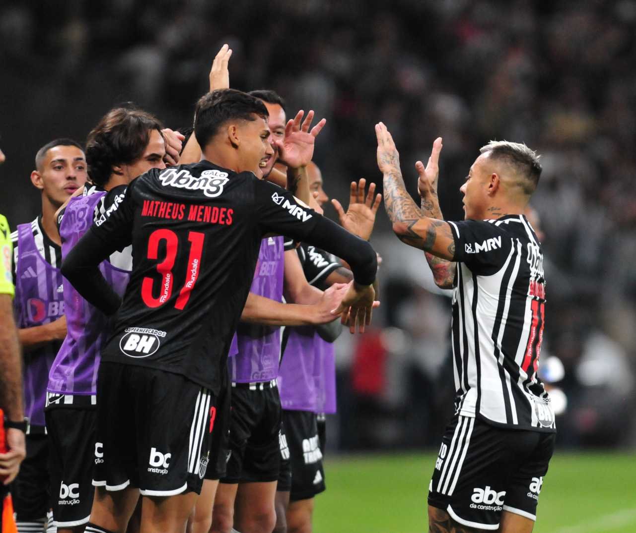 Jogadores do Atlético-MG comemoram gol (foto: Ramon Lisboa/EM/D.A Press)