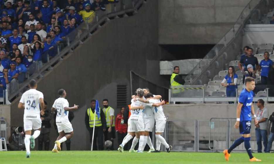 Jogadores do Grêmio se abraçam após gol contra o Cruzeiro pela Copa do Brasil (foto: Alexandre Guzanshe/EM/D.A Press)