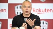 Andrés Iniesta fala em coletiva de imprensa no Vissel Kobe. (foto: YUICHI YAMAZAKI/AFP)