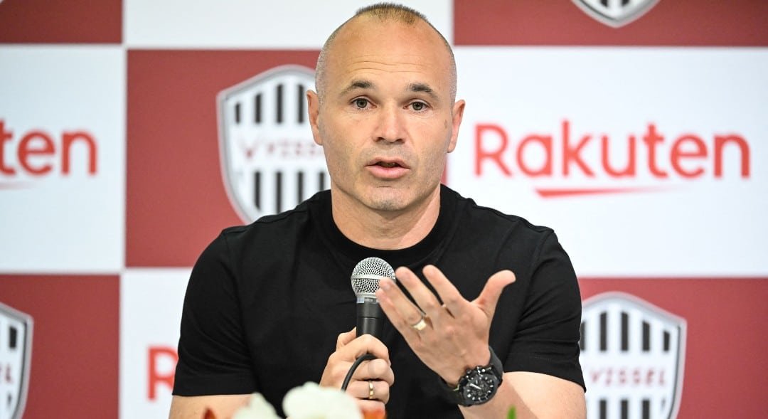 Andrés Iniesta fala em coletiva de imprensa no Vissel Kobe. (foto: YUICHI YAMAZAKI/AFP)