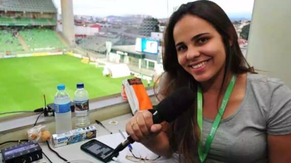 Izabelly Morais, locutora esportiva, durante jogo no Independência (foto: Ramon Lisboa/EM/D.A Press - 7/11/17)