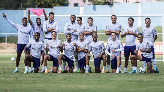 Jogadores do Cruzeiro posicionados lado a lado (foto: Gustavo Aleixo/Cruzeiro)