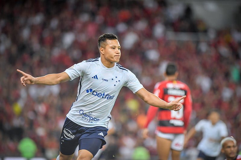 Lateral-esquerdo do Cruzeiro, Marlon aparece com os braços abertos comemorando gol contra o Flamengo (foto: Staff Images/Cruzeiro)
