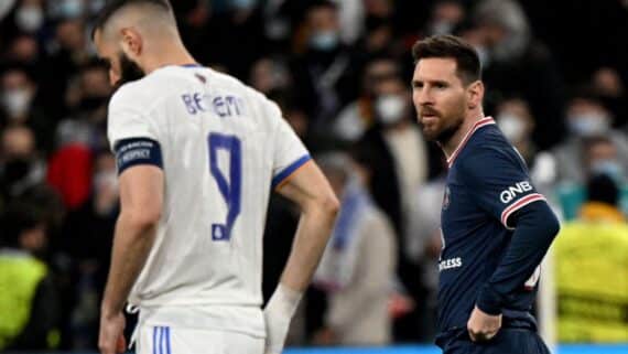 Messi e Benzema se enfrentam em partida pela Uefa Champions League. (foto: GABRIEL BOUYS/AFP)
