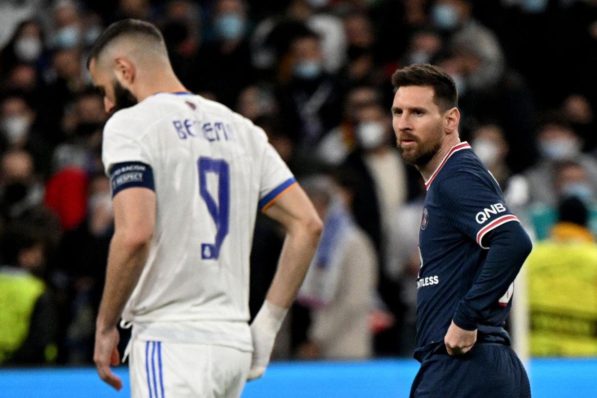 Messi e Benzema se enfrentam em partida pela Uefa Champions League. (foto: GABRIEL BOUYS/AFP)