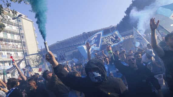 Torcedores do Napoli comemoram título (foto: Carlo Hermann/AFP)