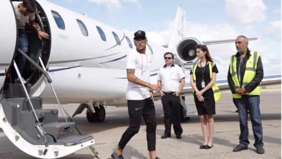 Neymar saindo de avião (foto: PSG/Divulgação)