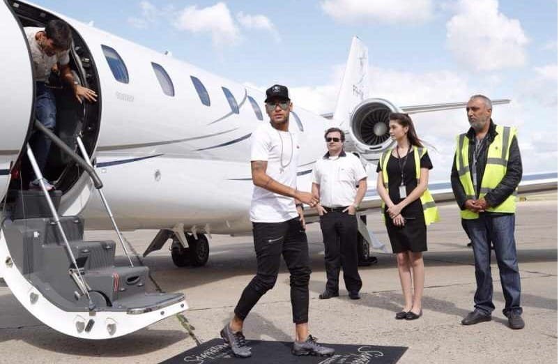 Neymar saindo de avião (foto: PSG/Divulgação)