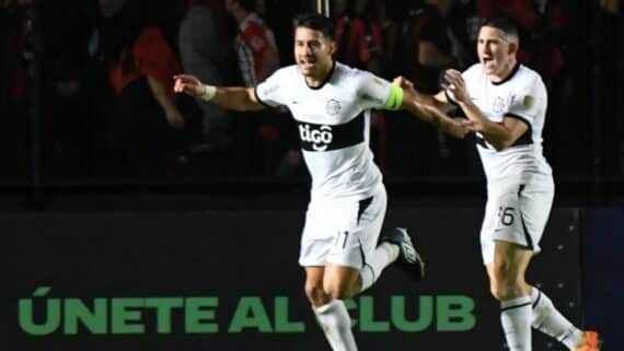 O meio-campista do Olimpia, Ivan Torres (E), comemora após marcar durante a partida de volta da fase de grupos da Copa Libertadores entre o Patronato da Argentina e o Olimpia do Paraguai, no Brigadeiro General Estanislao López em Santa Fé, Argentina, em 25 de maio de 2023. (foto: Jose ALMEIDA / AFP)