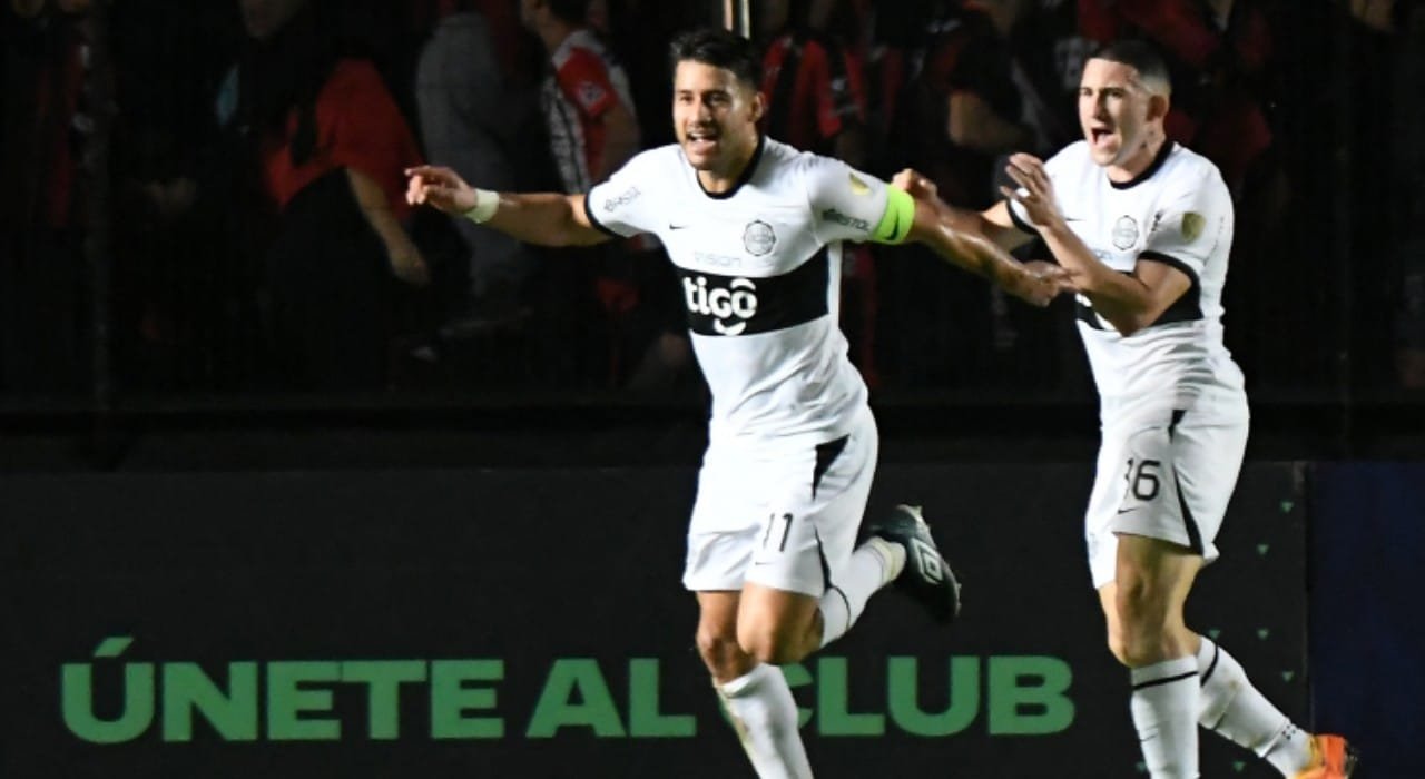 O meio-campista do Olimpia, Ivan Torres (E), comemora após marcar durante a partida de volta da fase de grupos da Copa Libertadores entre o Patronato da Argentina e o Olimpia do Paraguai, no Brigadeiro General Estanislao López em Santa Fé, Argentina, em 25 de maio de 2023. (foto: Jose ALMEIDA / AFP)