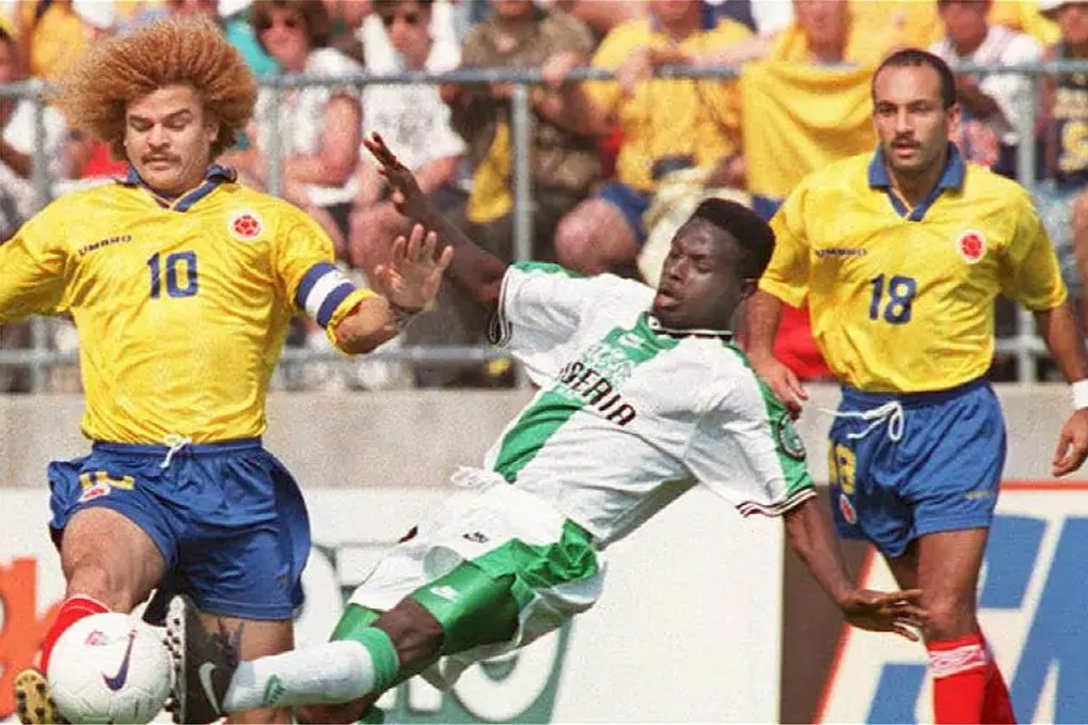 Diego Osorio (camisa 18) ao lado de Valderrama pela Seleção da Colômbia (foto: AFP)