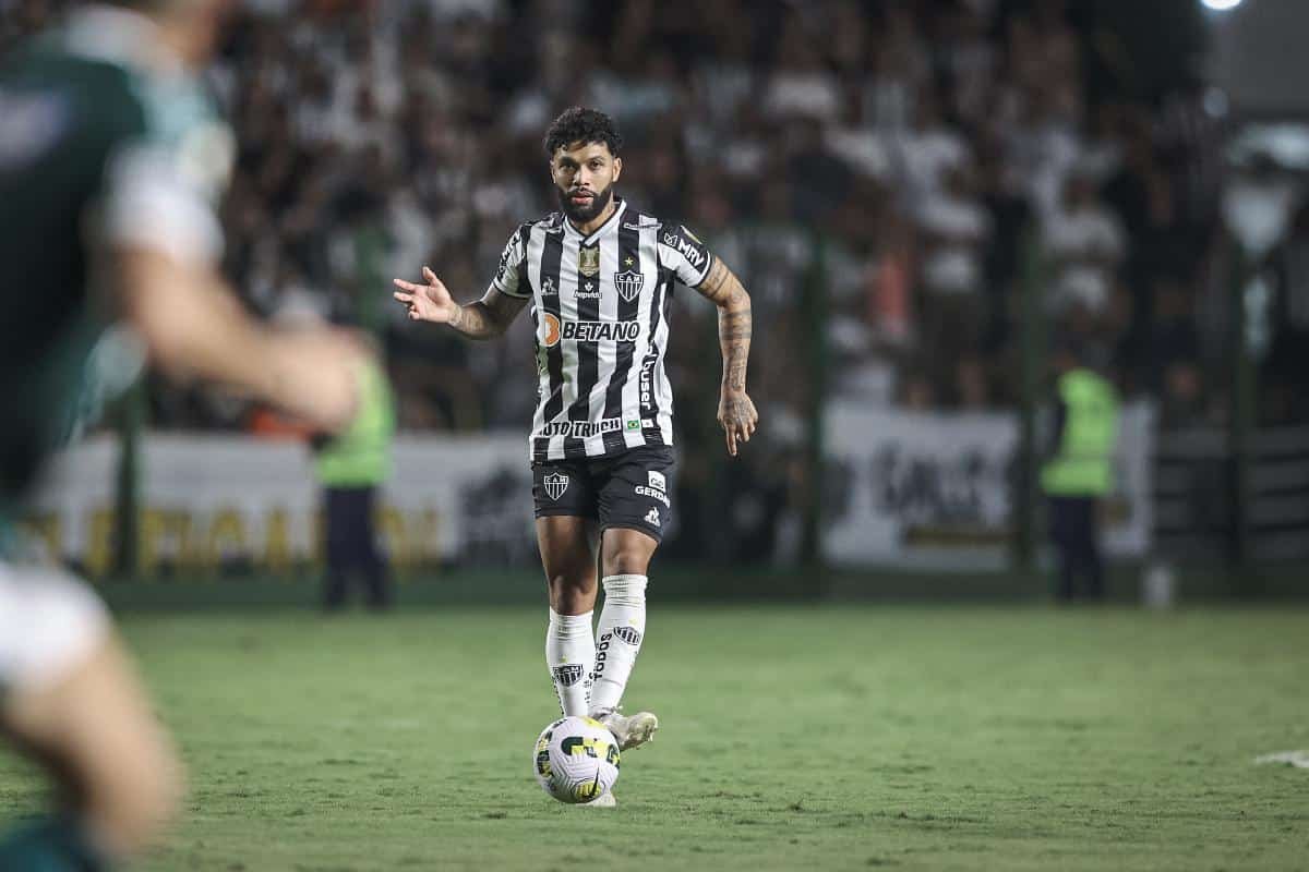 Otávio conduz a bola durante partida (foto: Pedro Souza/Atlético)