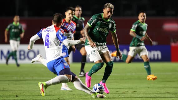 Rafael Navarro, do Palmeiras, com a posse de bola sendo pressionado por jogadores do Cerro Porteño (foto: César Greco/Palmeiras)