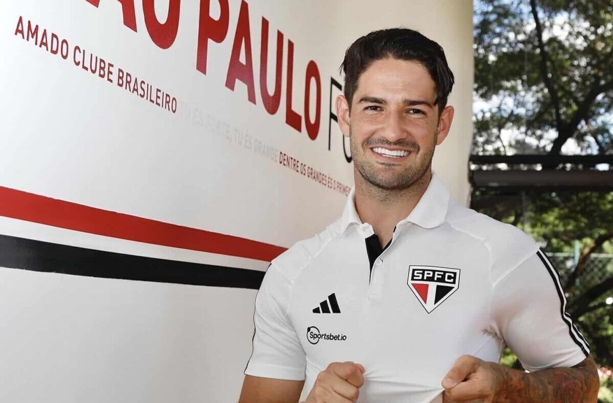Alexandre Pato posa com a camisa do São Paulo (foto: Divulgação/São Paulo)
