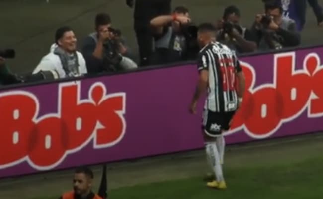 Paulinho Comemoração Especial Em Noite Artilheira No Atlético Mg 