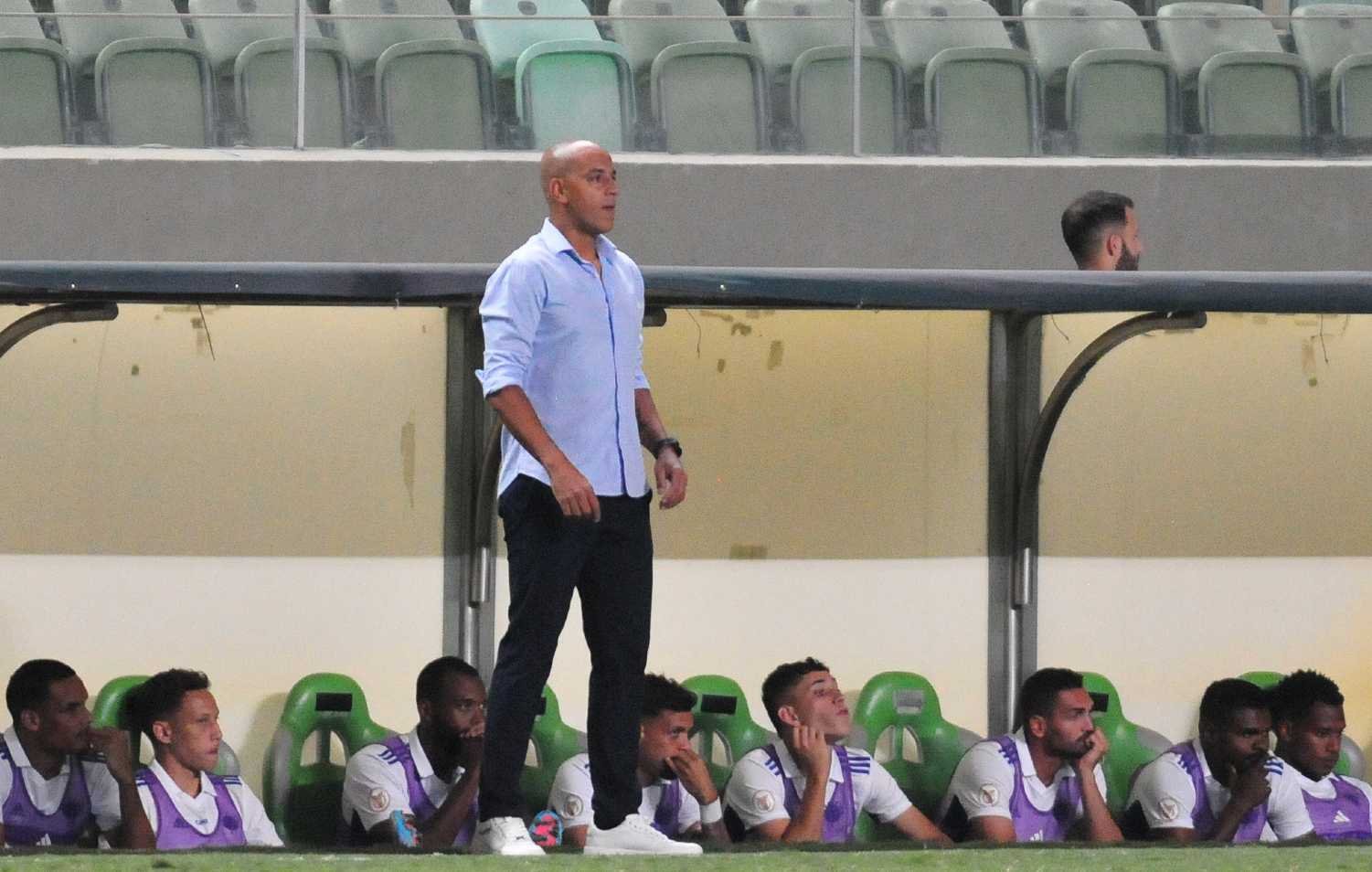 Foto do técnico Pepa, do Cruzeiro, de pé (foto: Ramon Lisboa/EM/D.A Press)