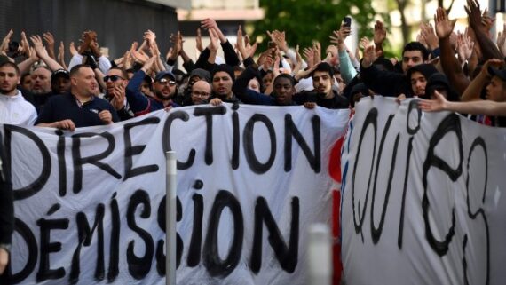 Protestos contra Lionel Messi e o presidente do PSG (foto: FRANCK FIFE / AFP)