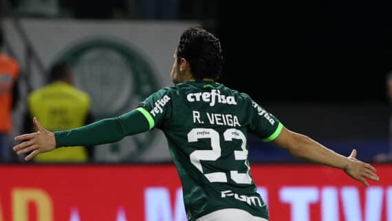 Raphael Veiga, do Palmeiras, comemora gol de costas e com os braços abertos (foto: Cesar Greco/Palmeiras)