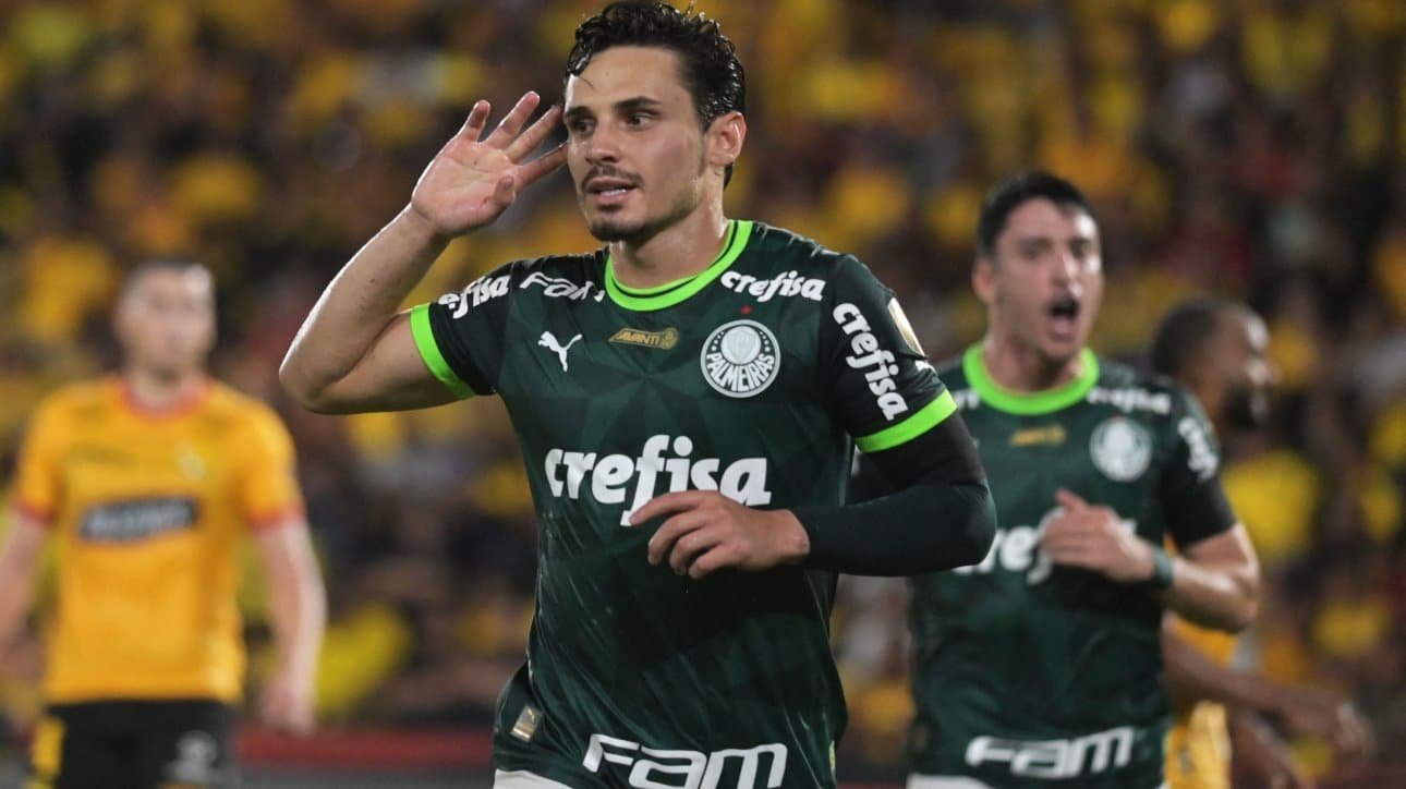 Raphael Veiga, meio campista do Palmeiras, celebrando depois de marcar contra o Barcelona-EQU durante jogo da fase de grupos da Copa Libertadores (foto: MARCOS PIN / AFP)