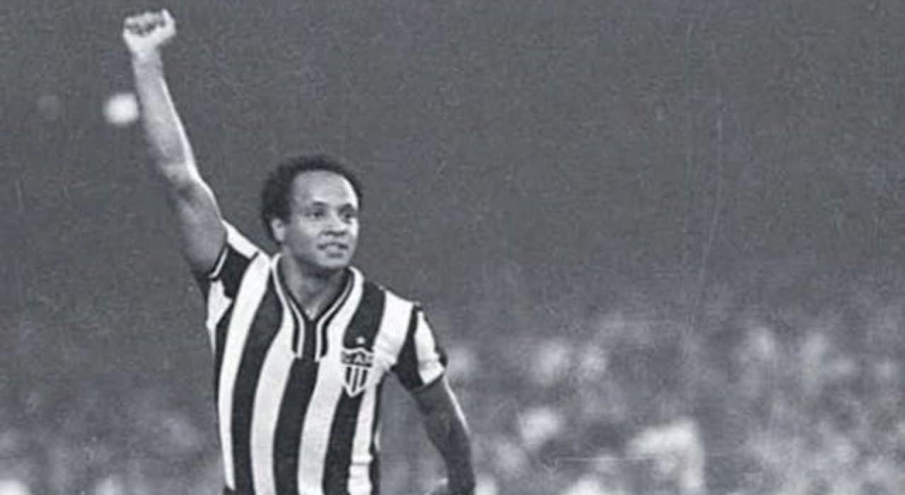 Reinaldo, ídolo do Atlético-MG, fazendo o gesto do punho cerrado (foto: Reprodução/Instagram)